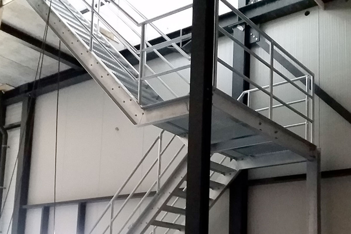 Metalen trappen met bordessen
