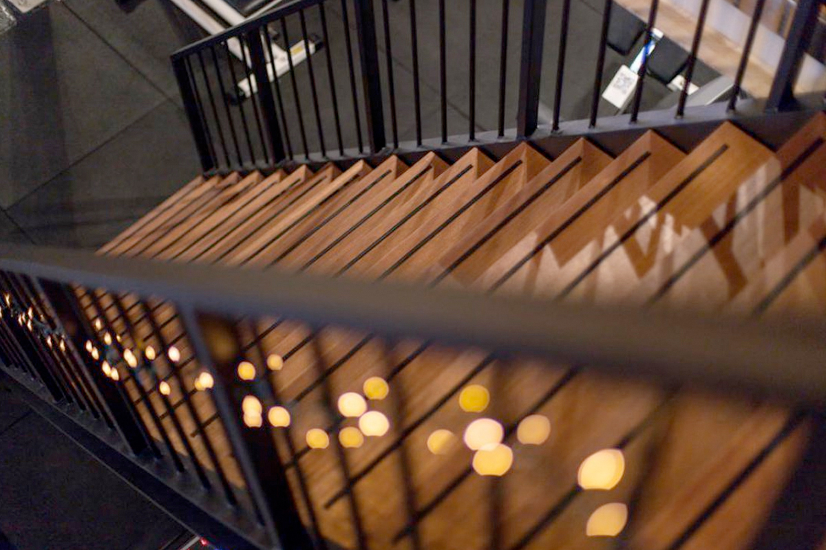 Metalen trappen met houten treden