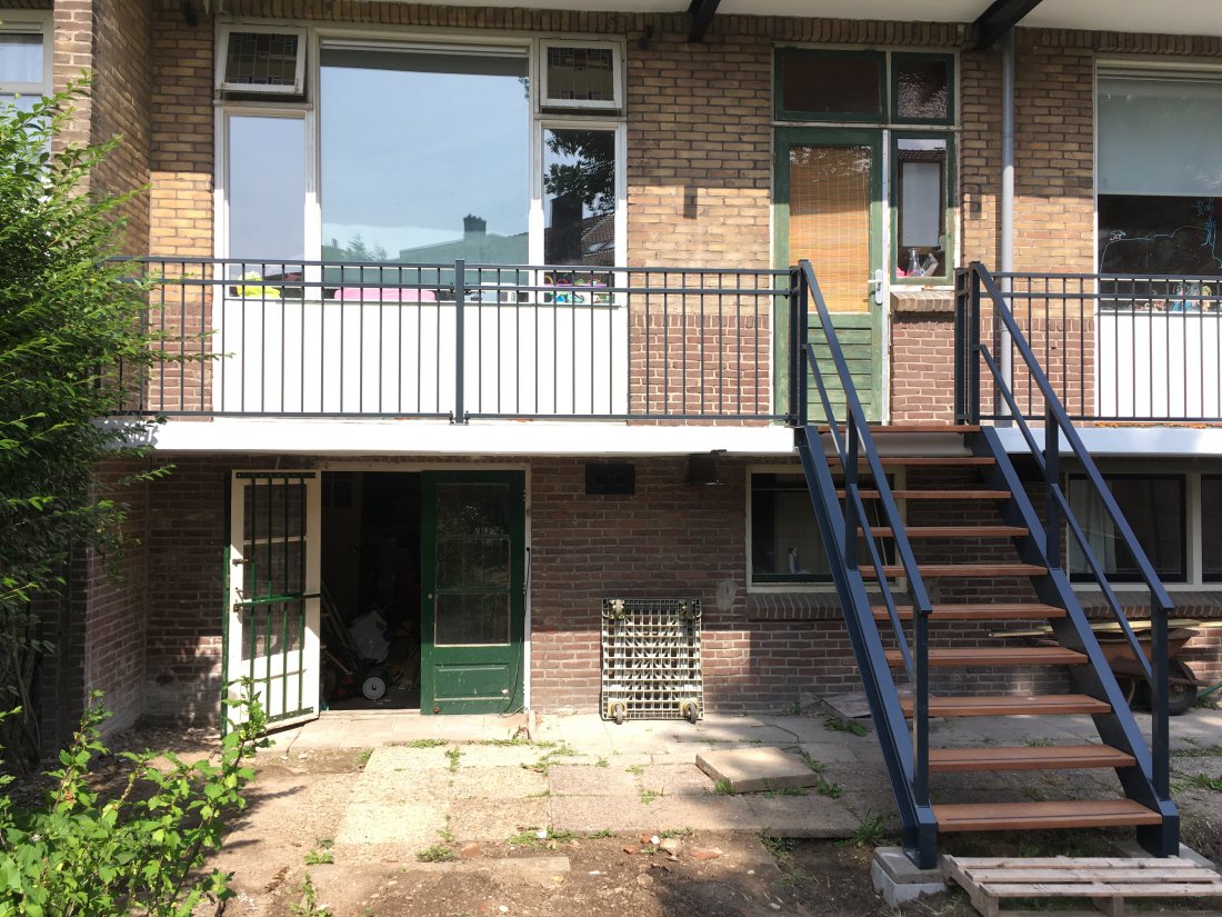 Stalen trap met balustrade, voorbeeld van vakwerk in staal