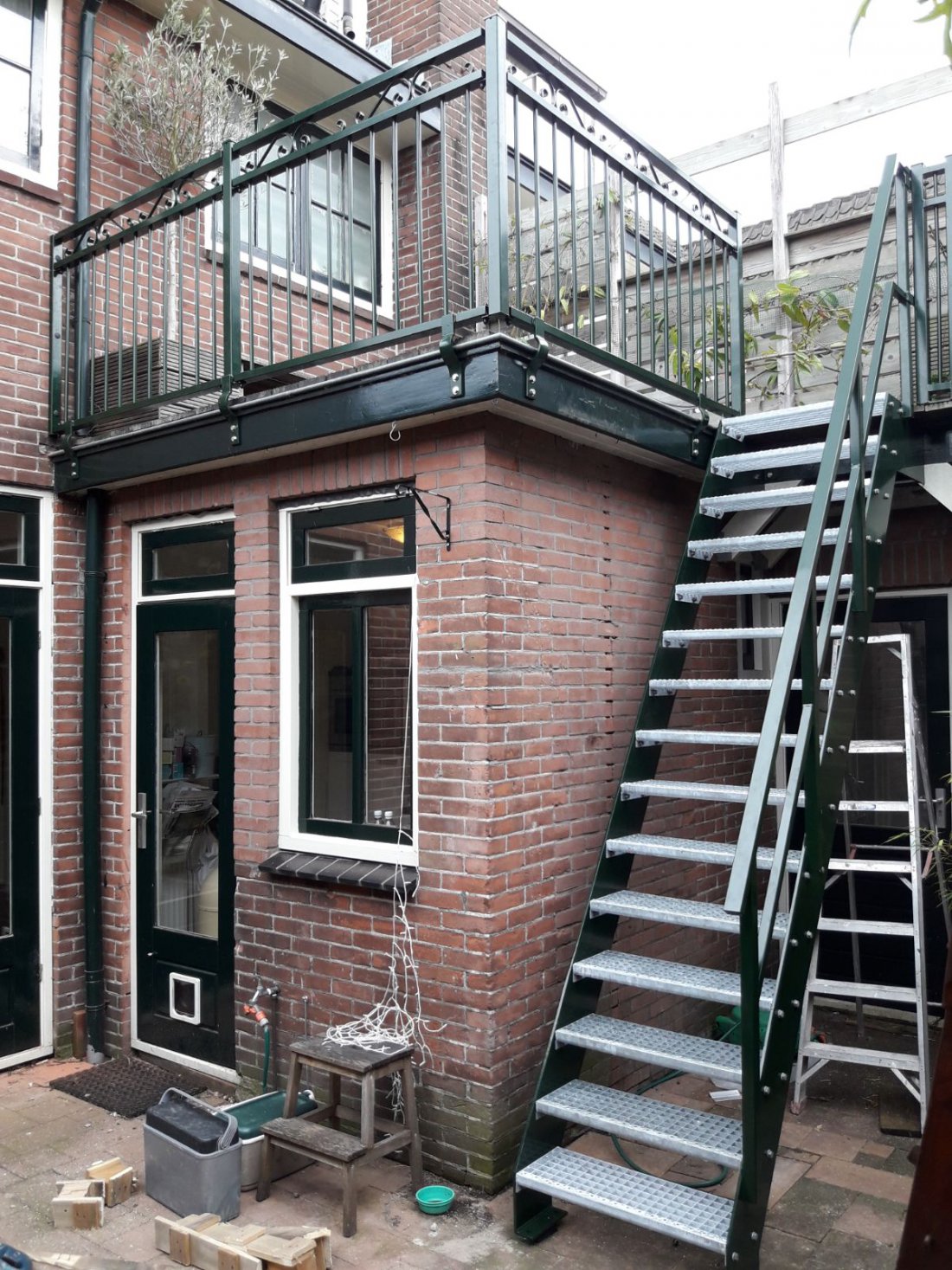 Stalen trap in combinatie met een balustrade