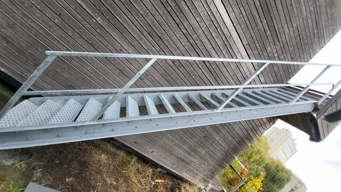 Stalen trap met leuning, detail van de afwerking