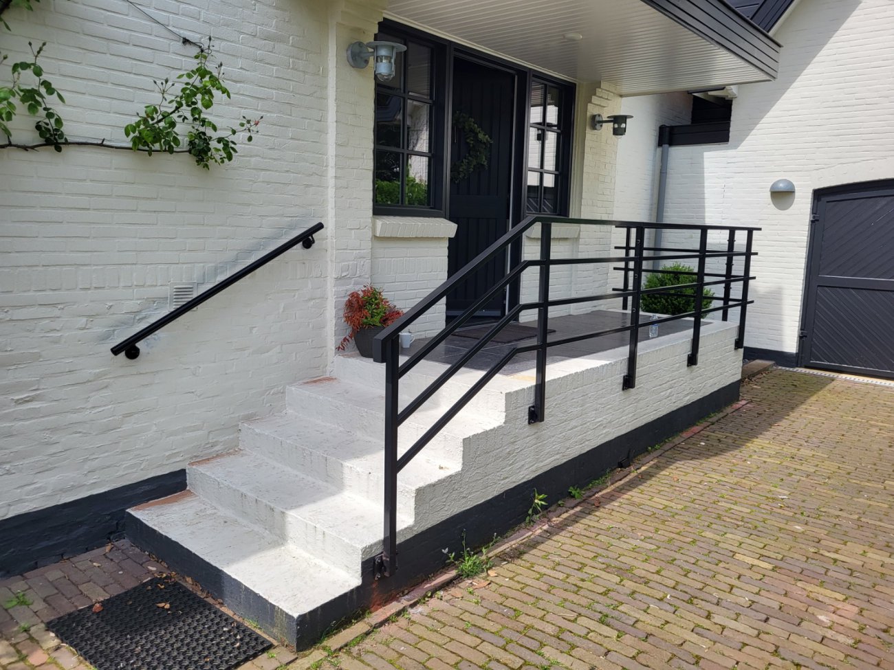 Weerbestendig stalen leuningwerk langs een buitentrap