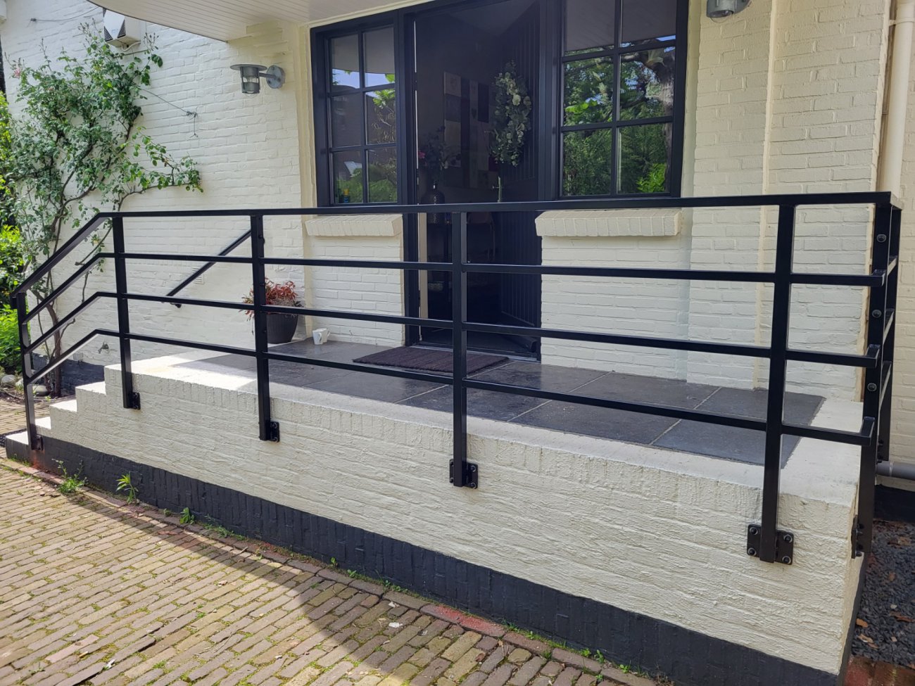 Gevelbeugels voor de bevestiging van stalen leuningwerk buiten