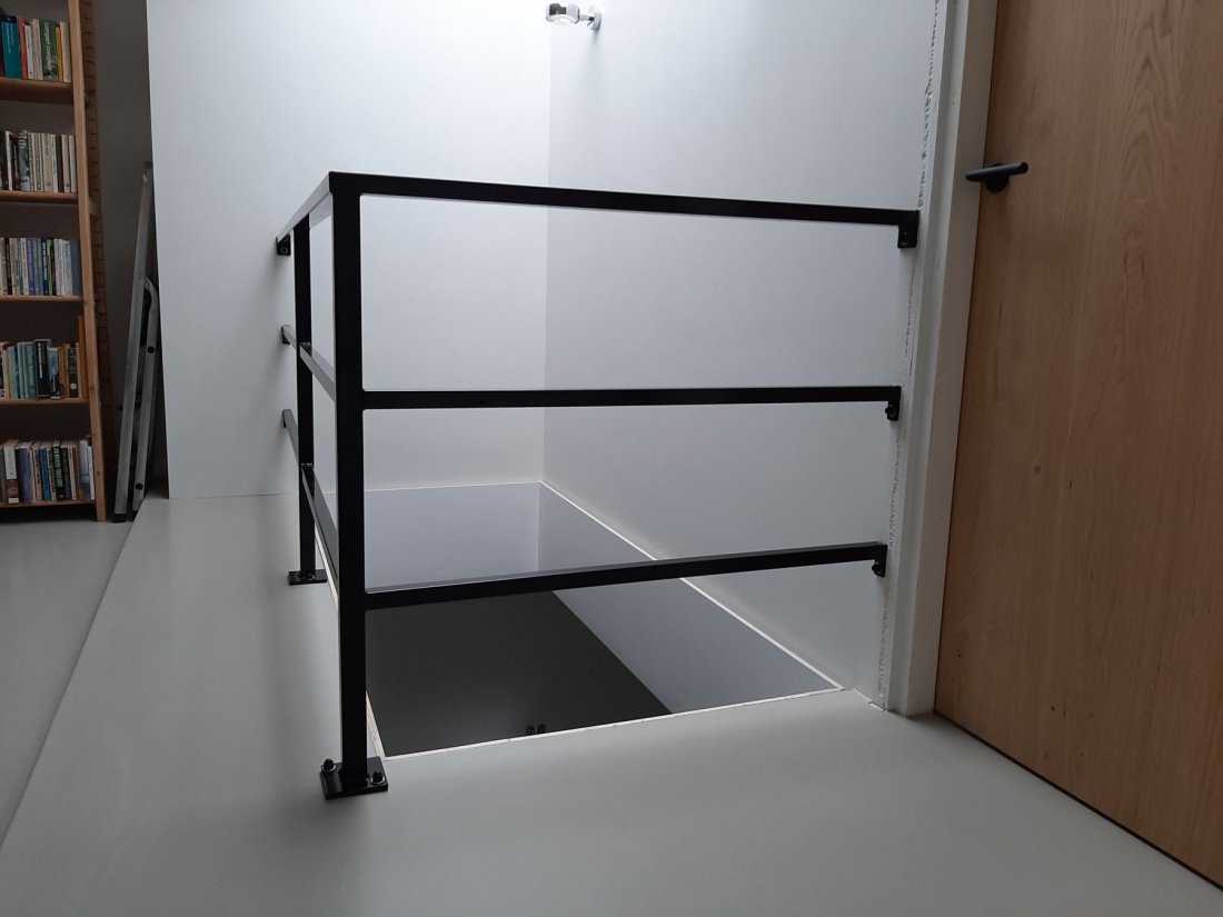 Stalen leuningwerk langs een trap als basis voor een cortenstaal look