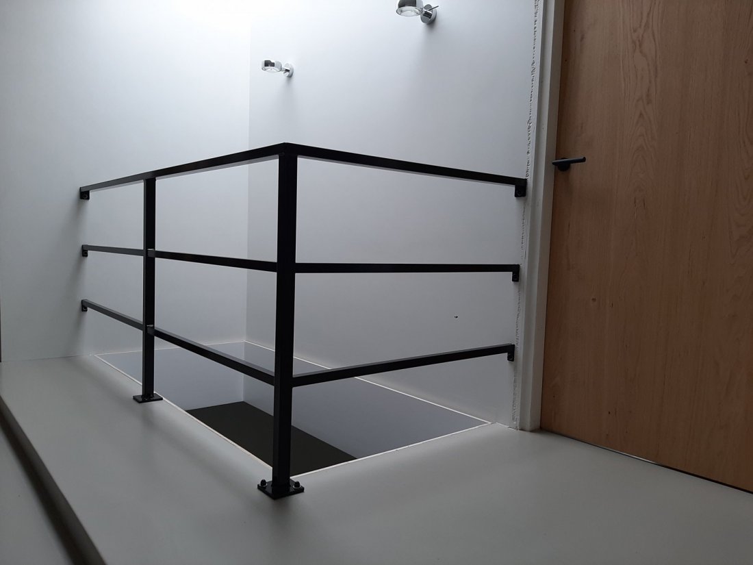 Stalen leuningwerk langs een trap op comfortabele leuninghoogte
