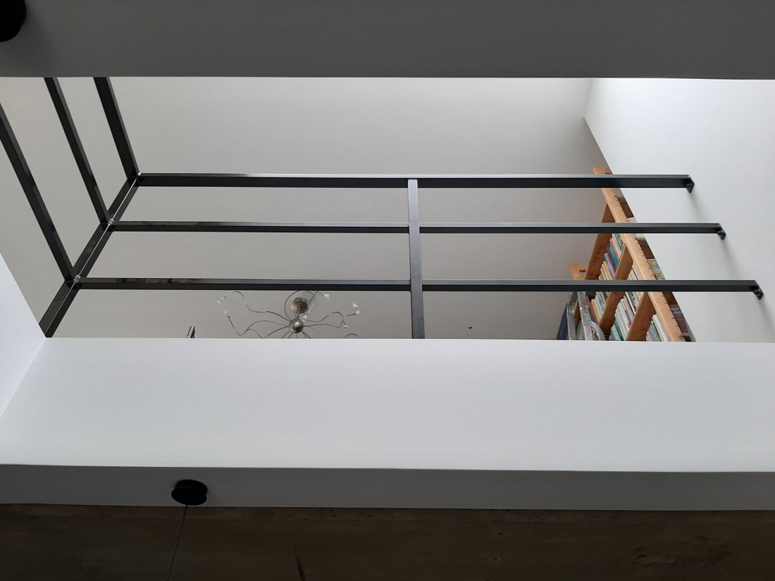 Detail van een stalen trapleuning op ergonomische hoogte