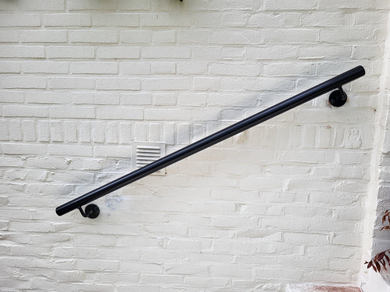 Ronde trapleuning van staal in close-up