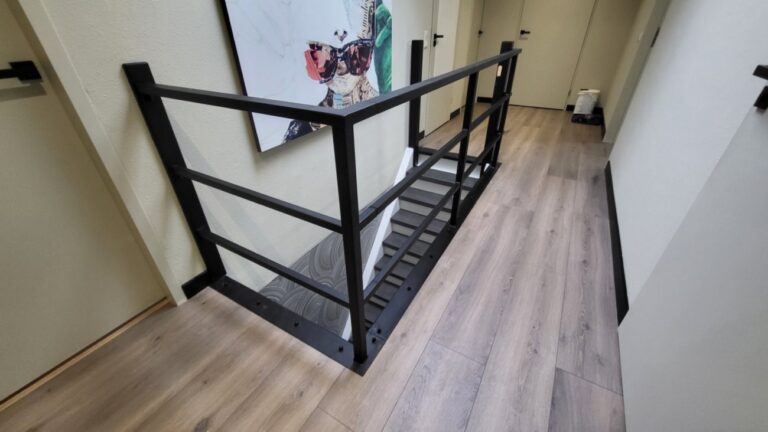 Stalen balustrade om een trapgat volgens het bouwbesluit