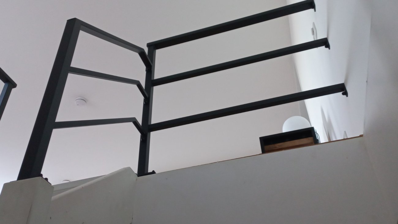 Veilige balustrade rond een trapgat in een woning