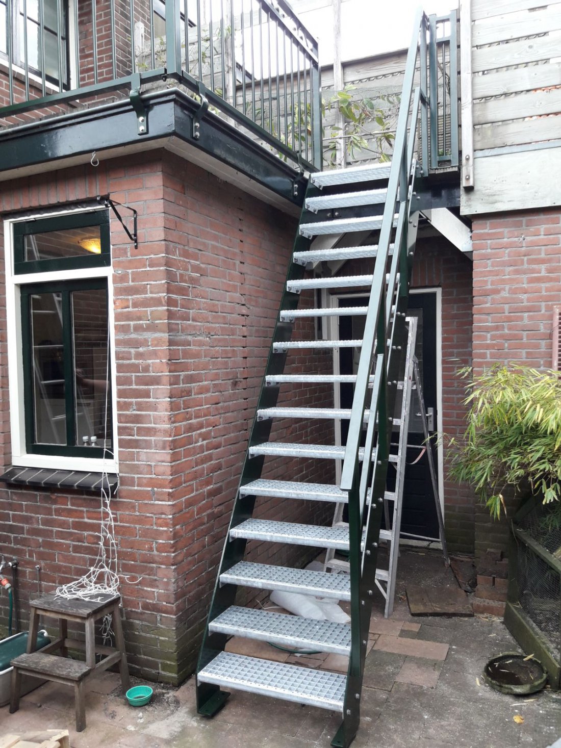 Stalen steektrap, rechte trap in staal