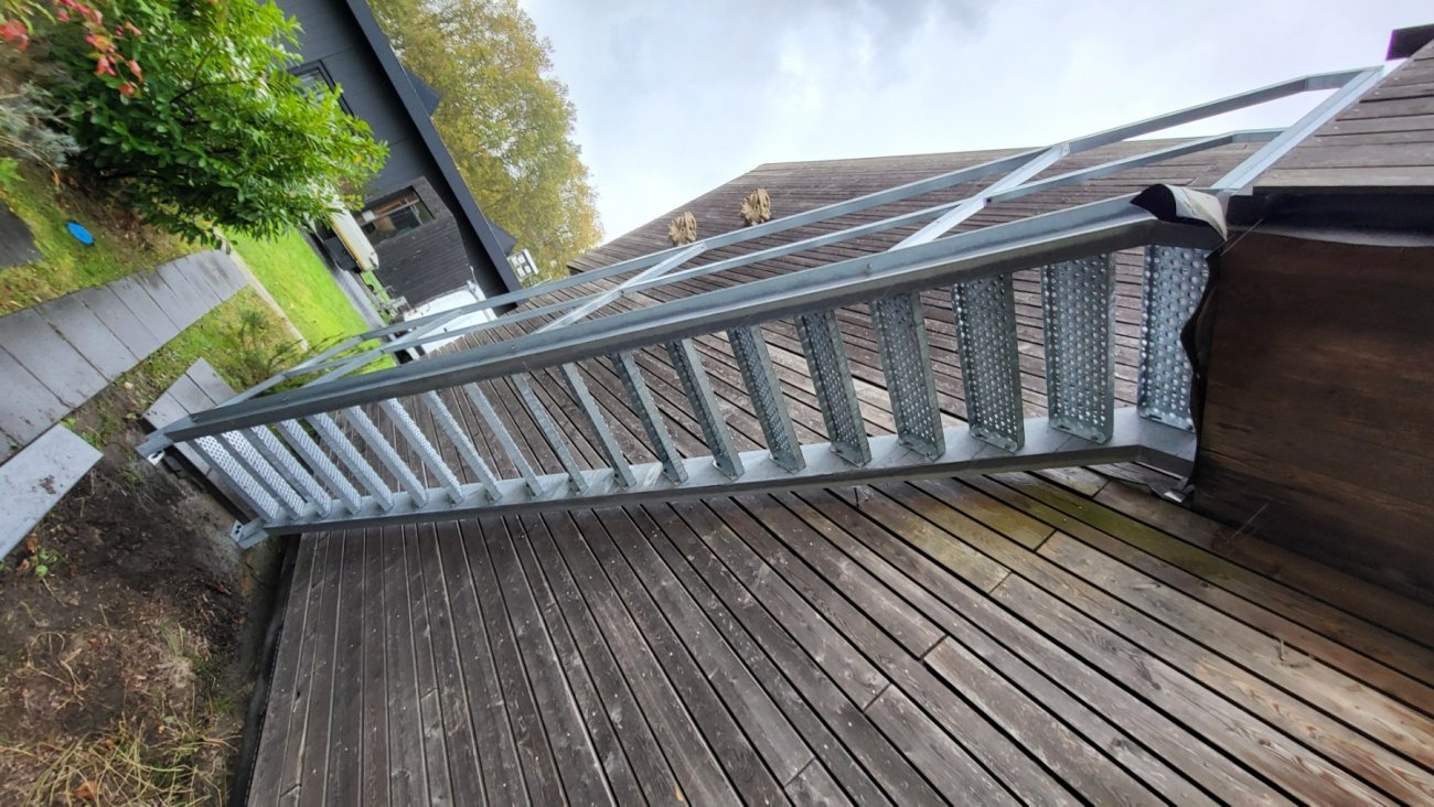 Detail van de leuning op een rechte stalen trap