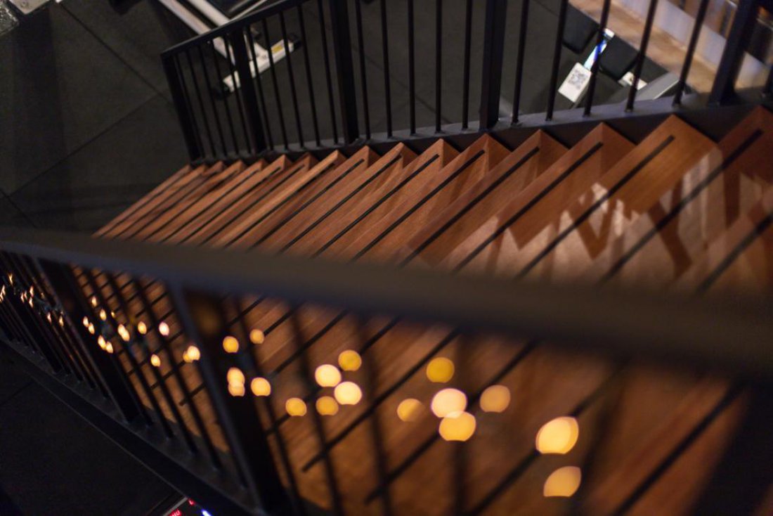 Stalen trap met balustrade en houten traptreden