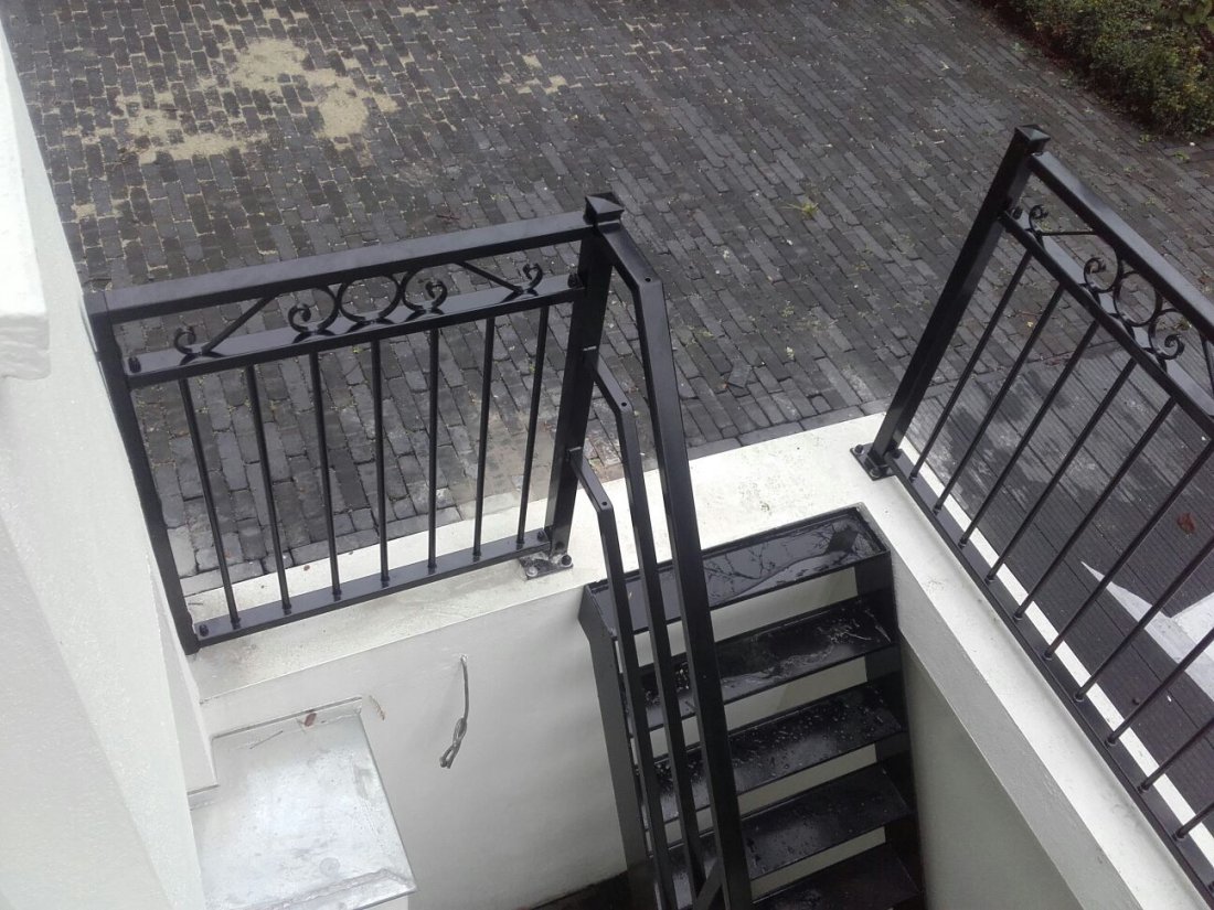 Stalen trap met traptreden op maat gemaakt