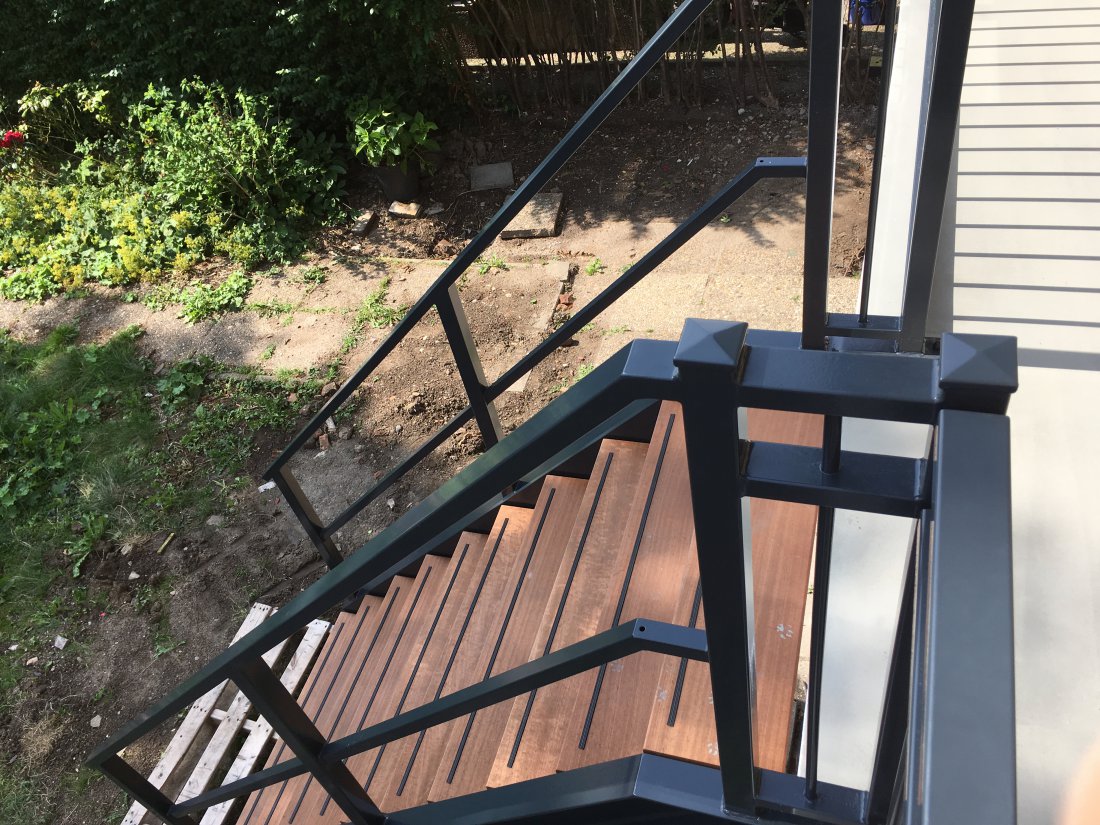 Stalen trap met balustrade, voorbeeld van maatwerk