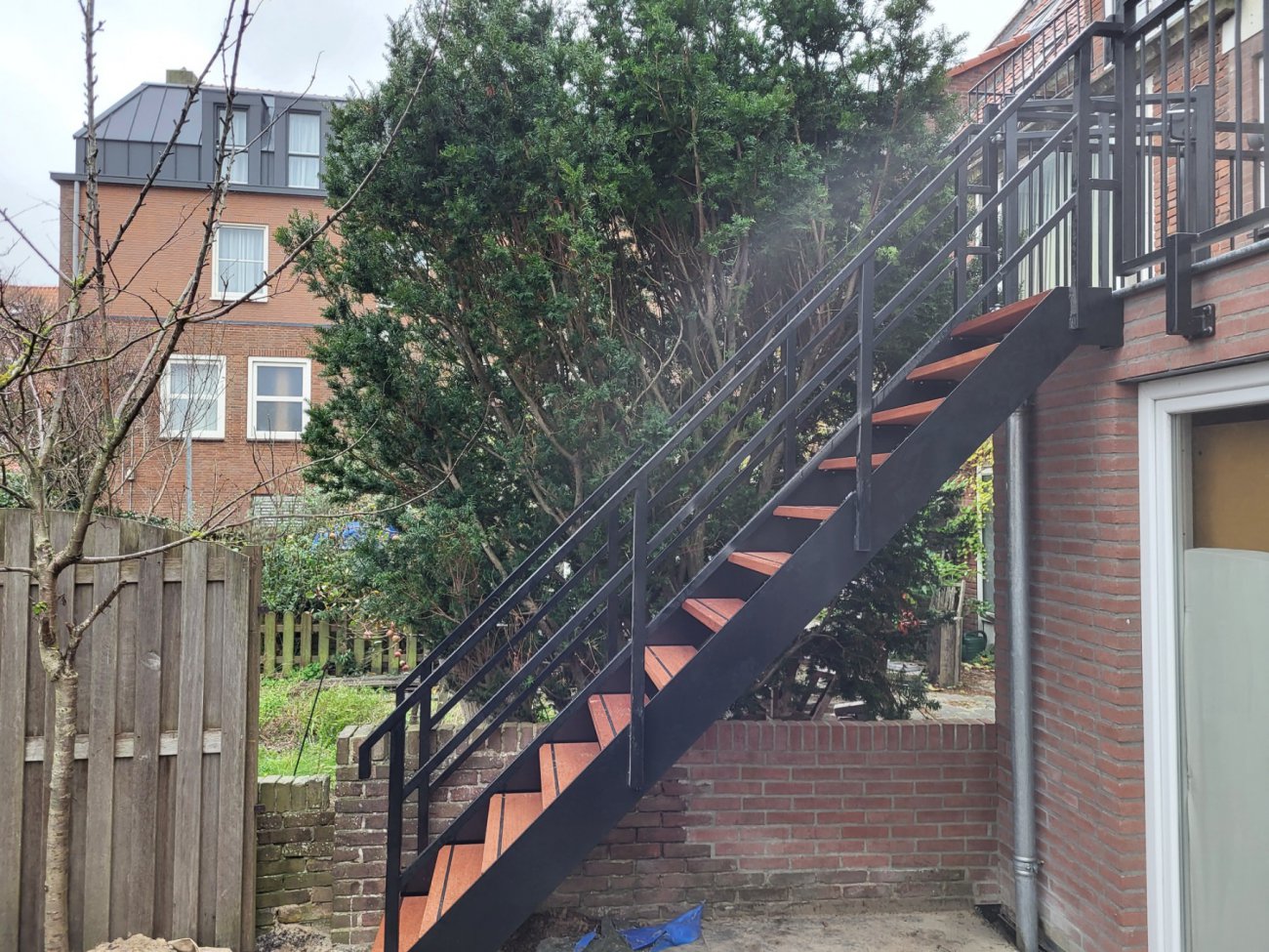 Stalen trap met houten traptreden
