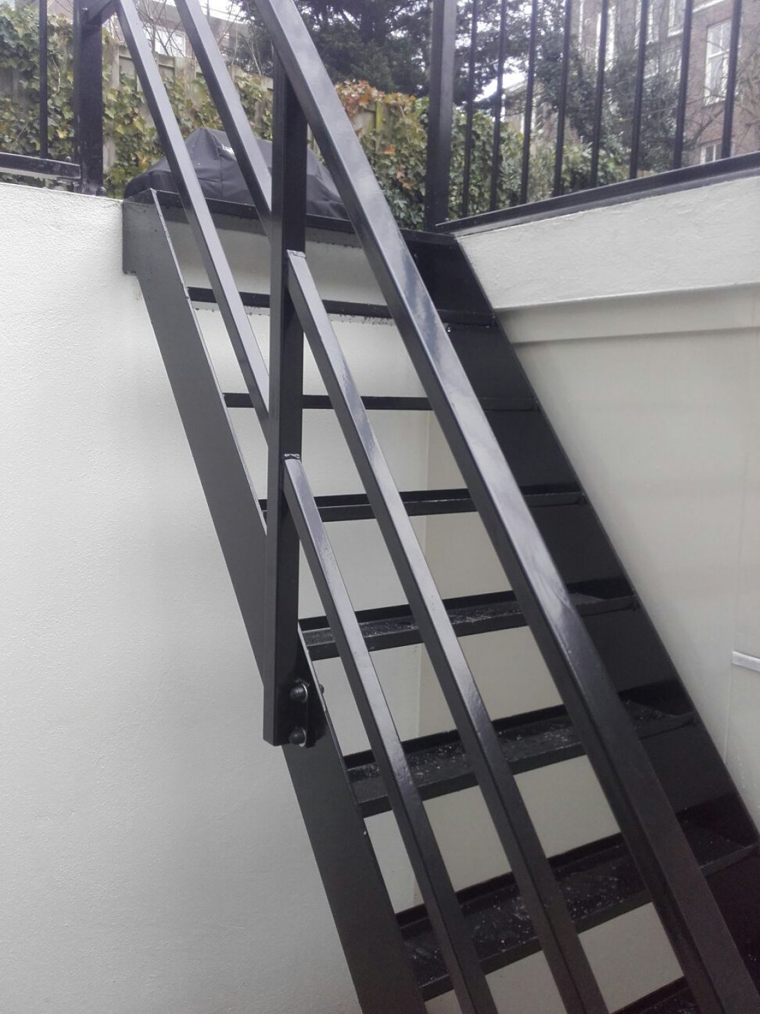 Stalen trap, open constructie in een interieur