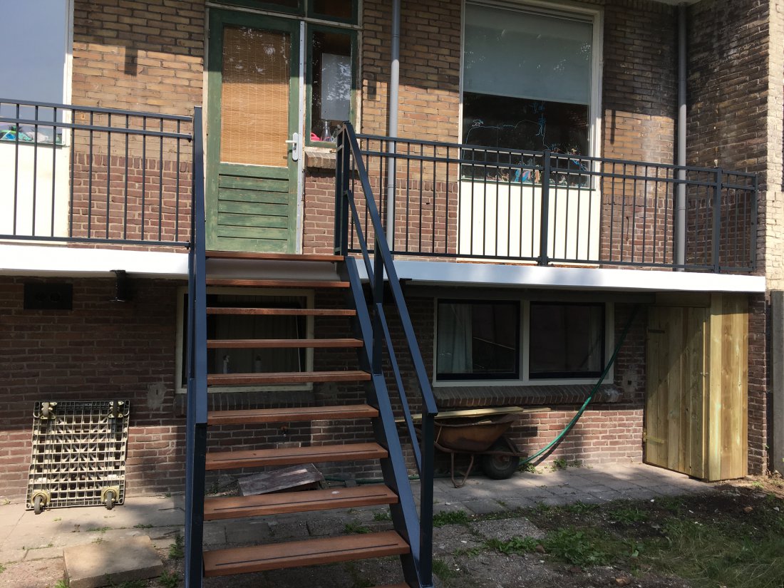 Stalen trap met balustrade, open en licht ontwerp