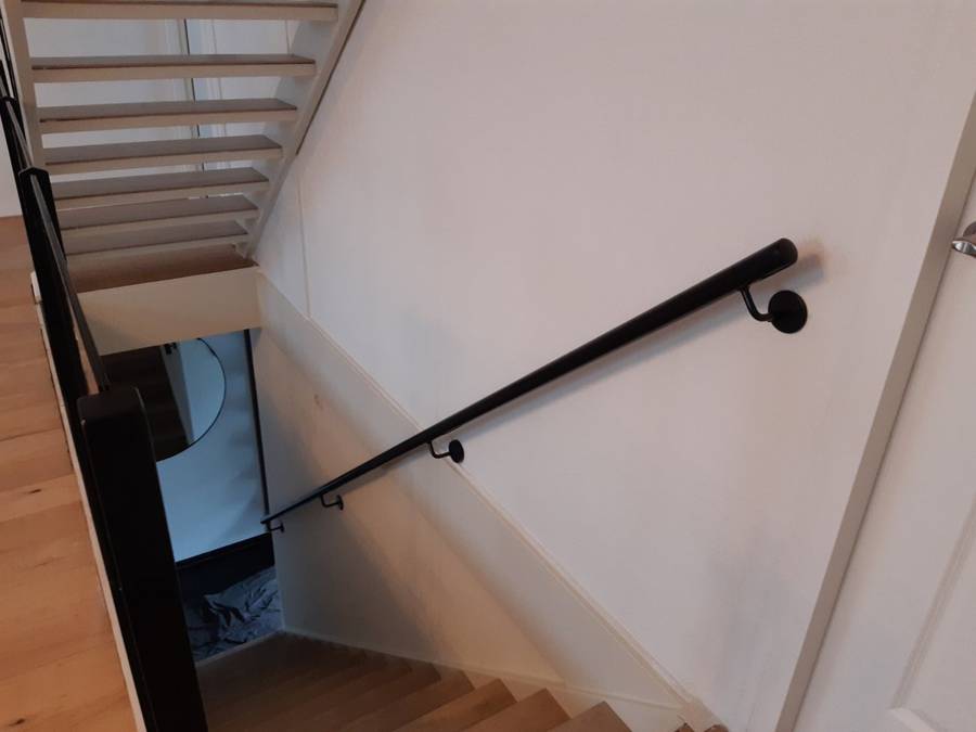 Trapleuning op maat gebogen rond een wenteltrap