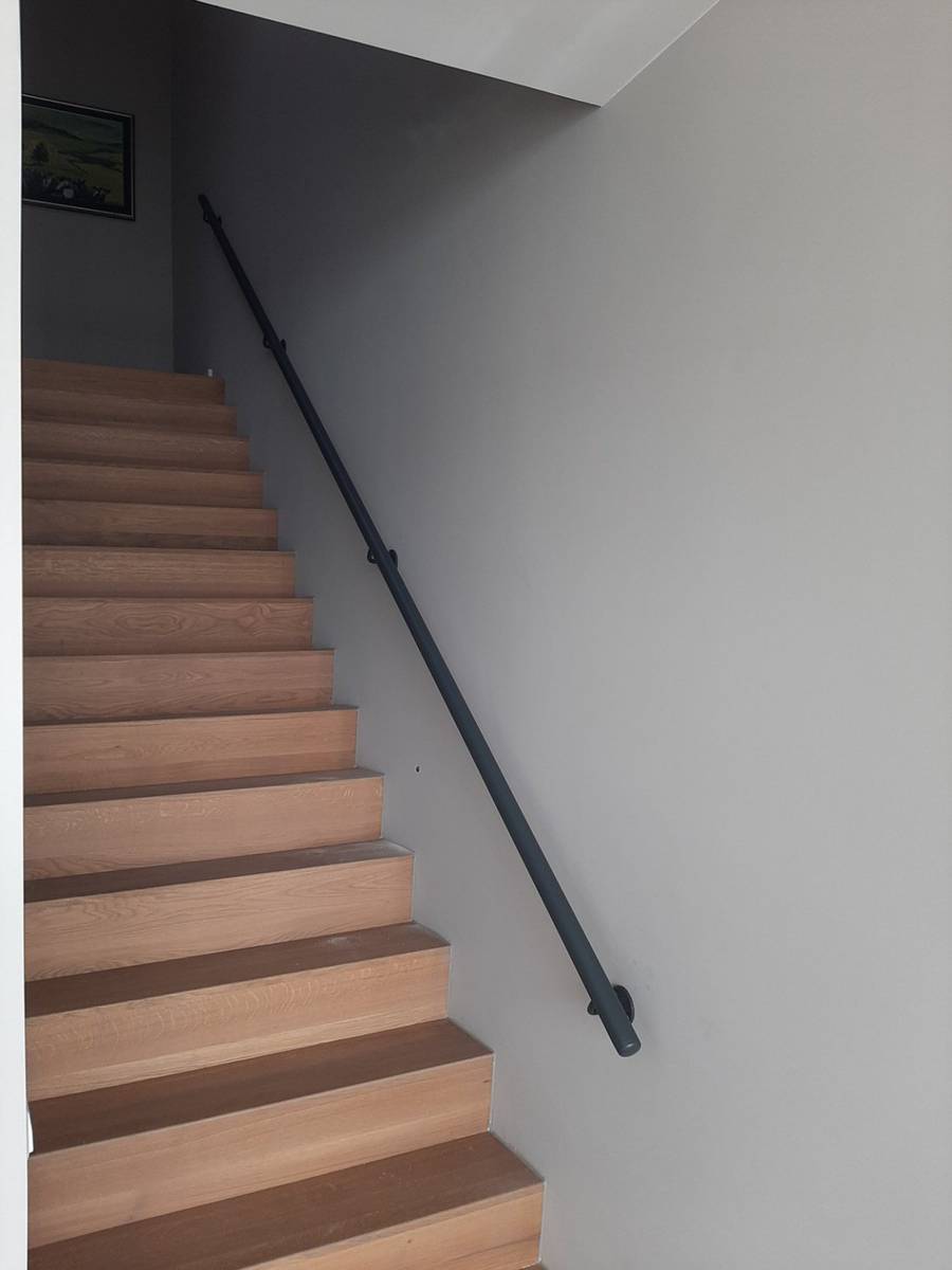 Wandbevestigde stalen trapleuning op maat