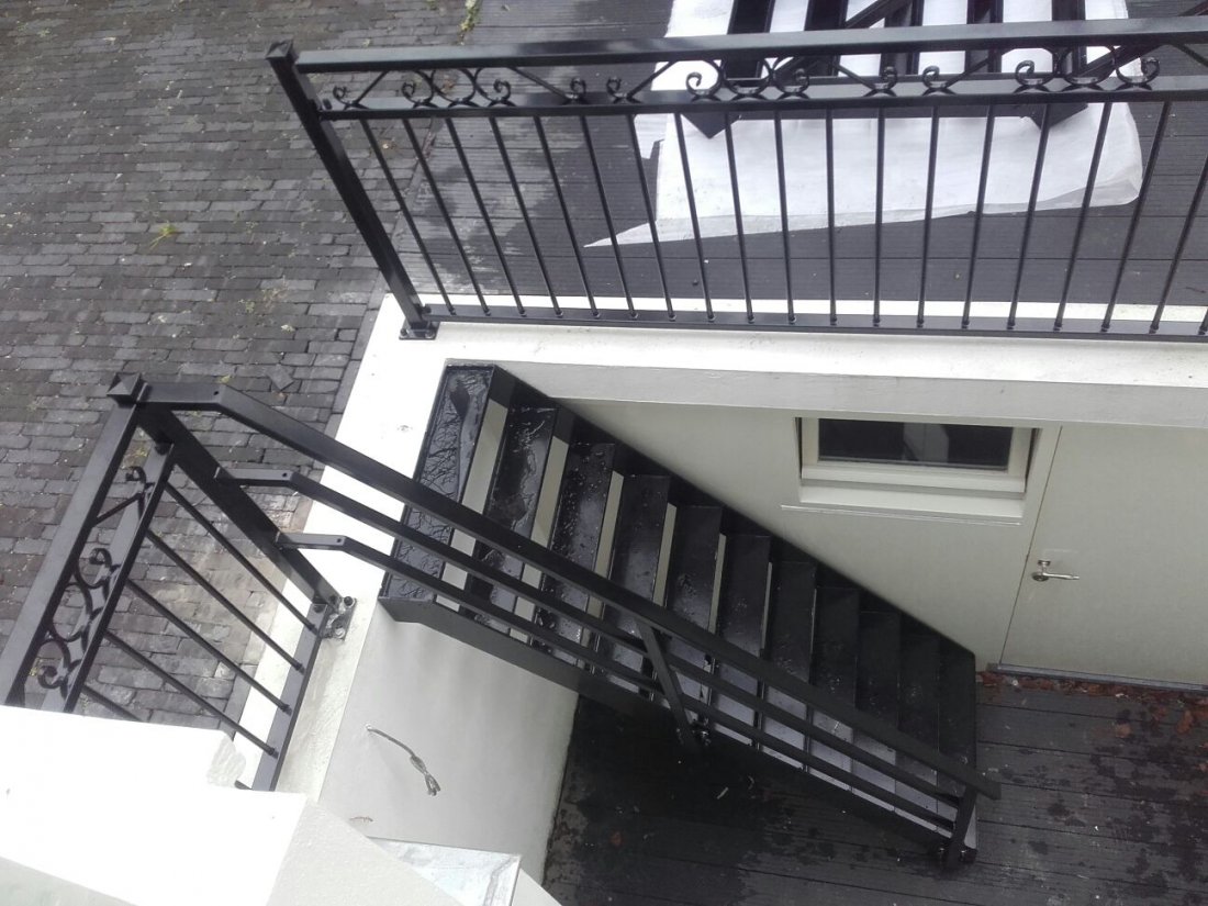 Stalen trap met balustrade, voorbeeld van maatwerk in staal