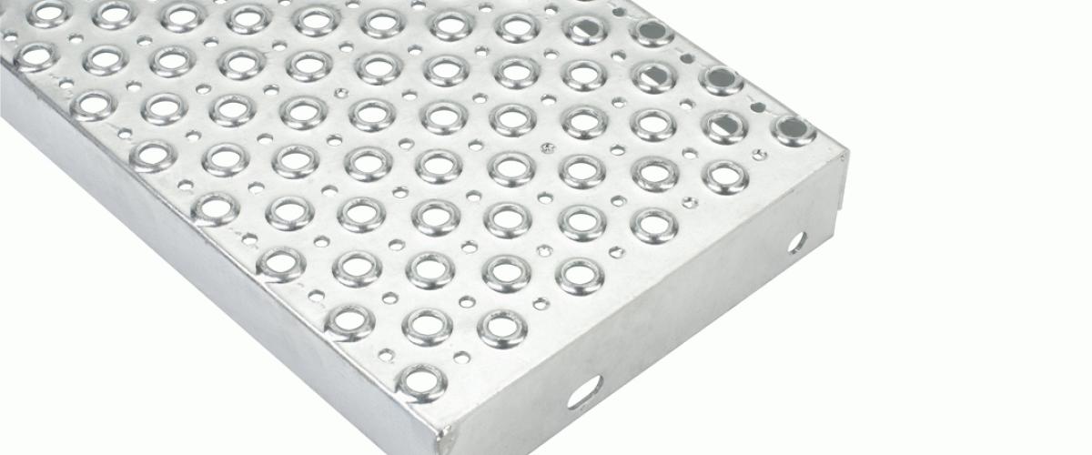 Detail van een stalen antislip traptrede