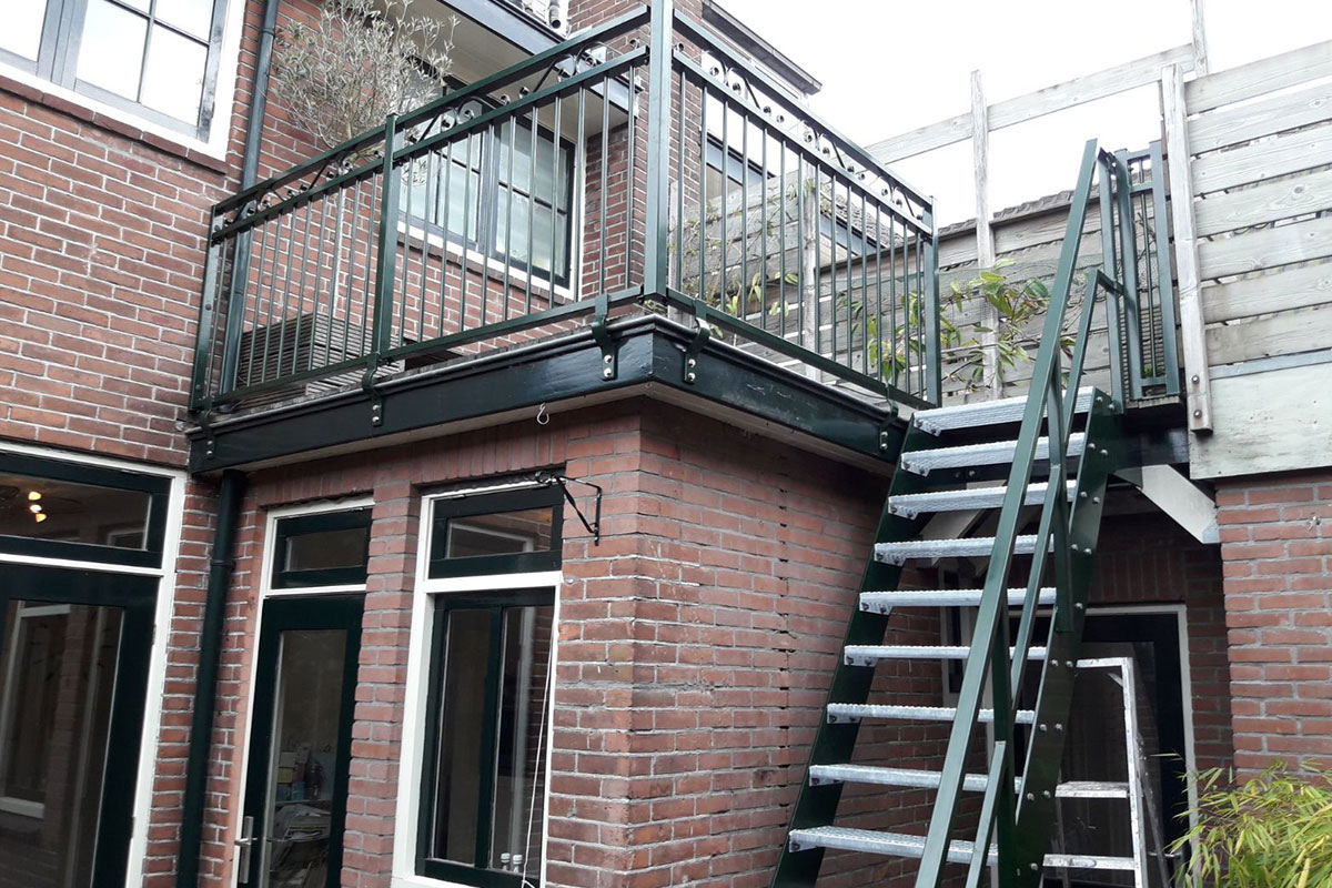 Stalen buitentrap naar een verhoogd terras